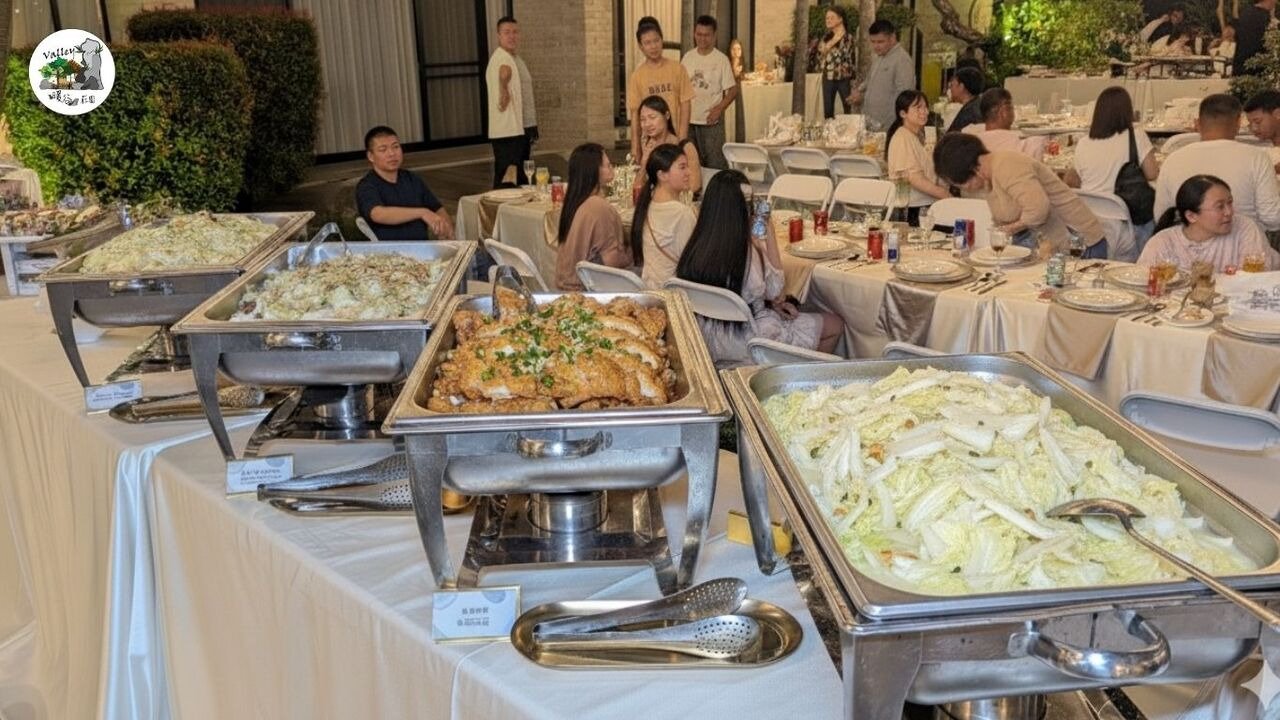 婚禮 buffet 外燴區餐點擺設,暖谷莊園團隊準備多道中式熱菜,賓客愉快用餐交流的現場實景